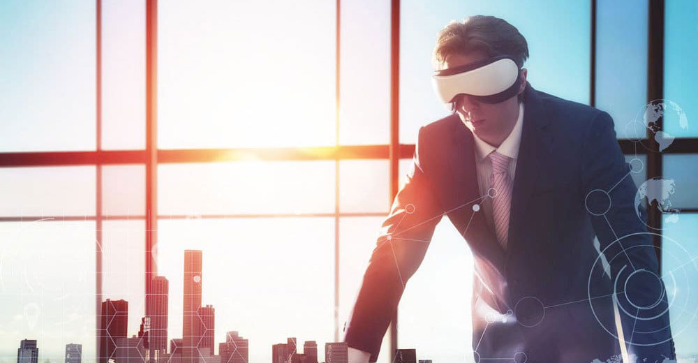 Mann mit Virtual Reality Brille im Büro vor Skyline