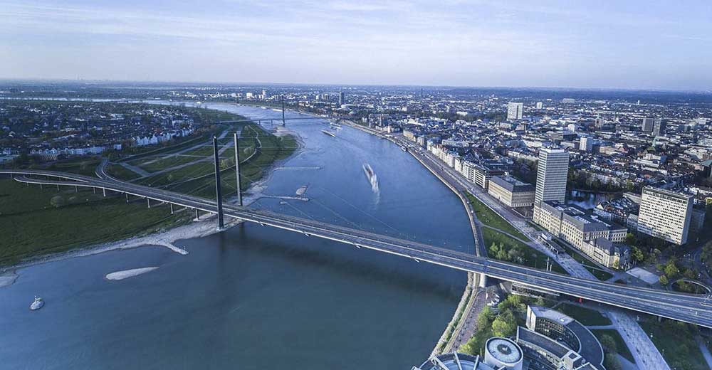 Blick von oben auf die Wirtschaft in Düsseldorf und Fluss mit Uferpromenade