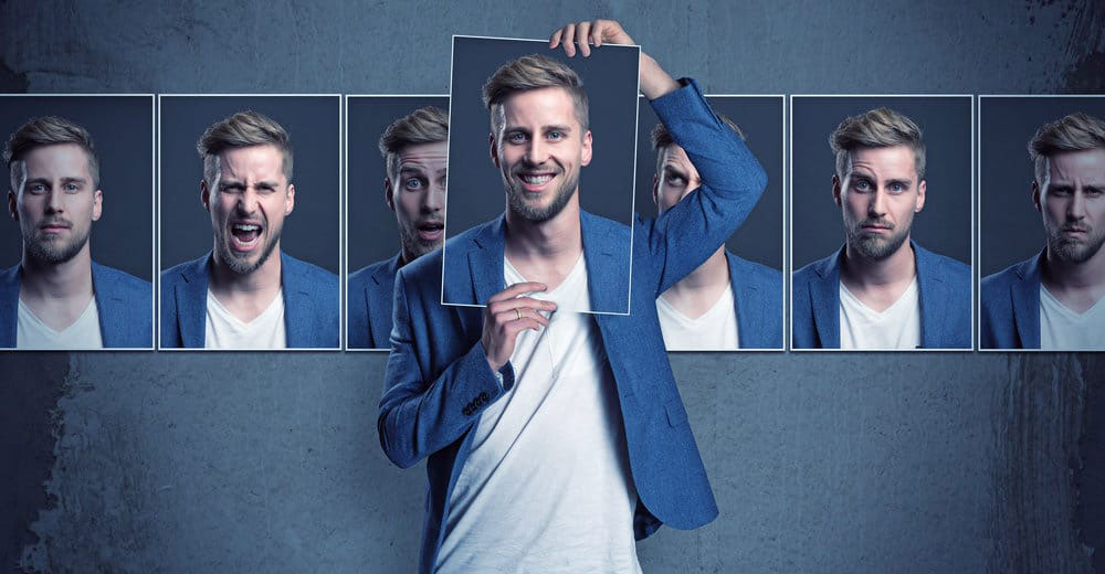 Persönlichkeitstypen im Büro Mann mit verschiedenen Gesichtern